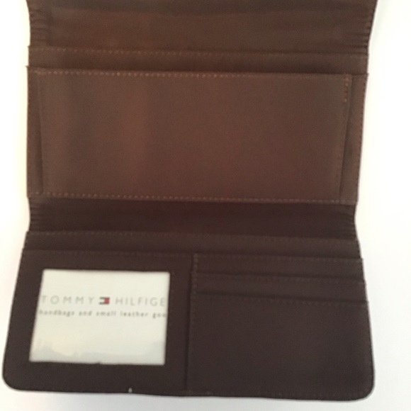 TOMMY HILFIGER: Brown and tan monogram wallet. Snap closure. - Picture 4 of 5